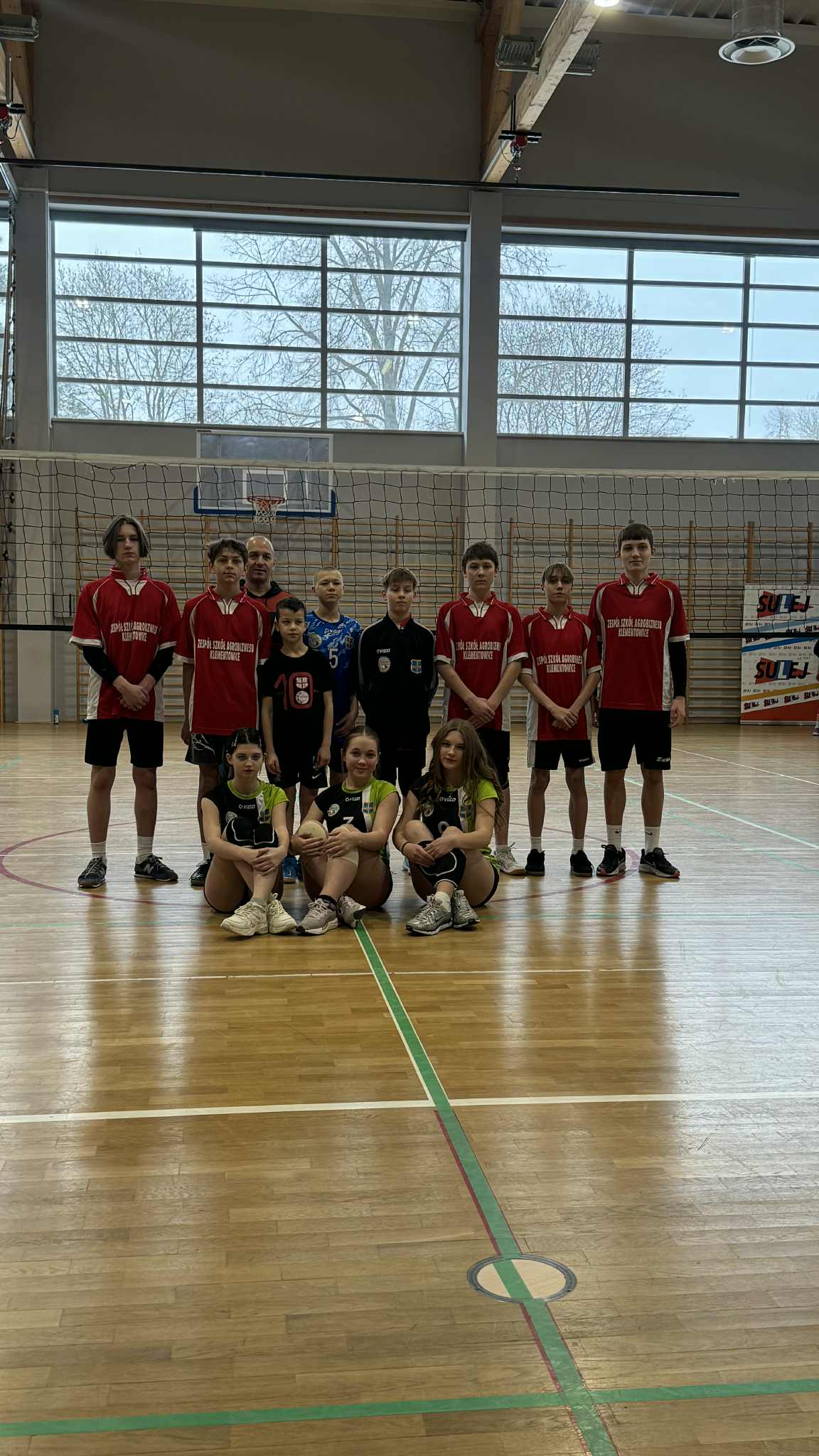 Młodzież z podstawówki na pierwszym turnieju siatkarskim w ZST w Puławach