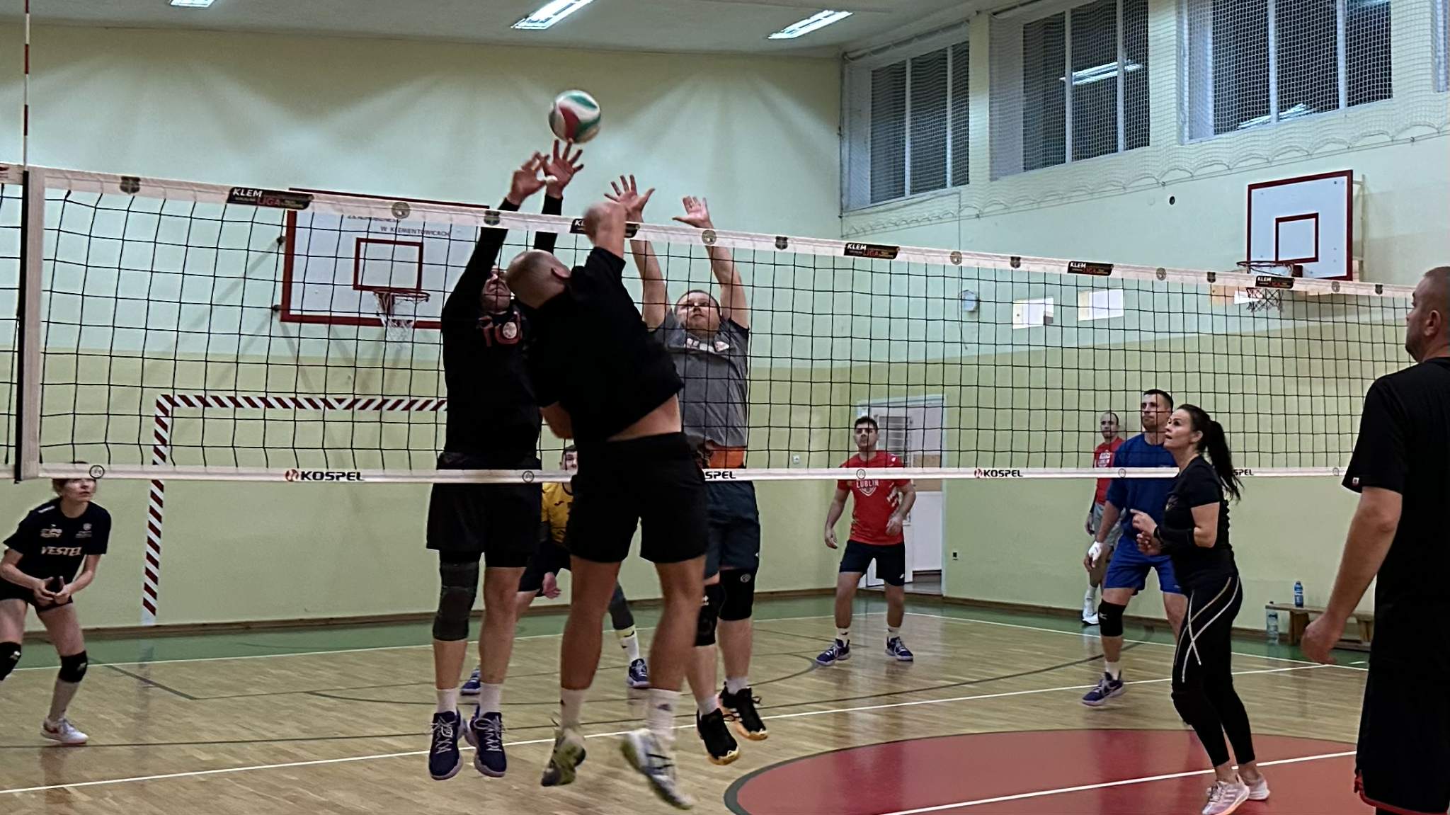 Powiat Puławski wygrywa hit kolejki, Lacosanostra nadal bez straty punktów