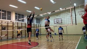💣 Volley Piątek zamurował Powiat Puławski! 👀 Lacosanostra spokojnie patrzy z fotela lidera…