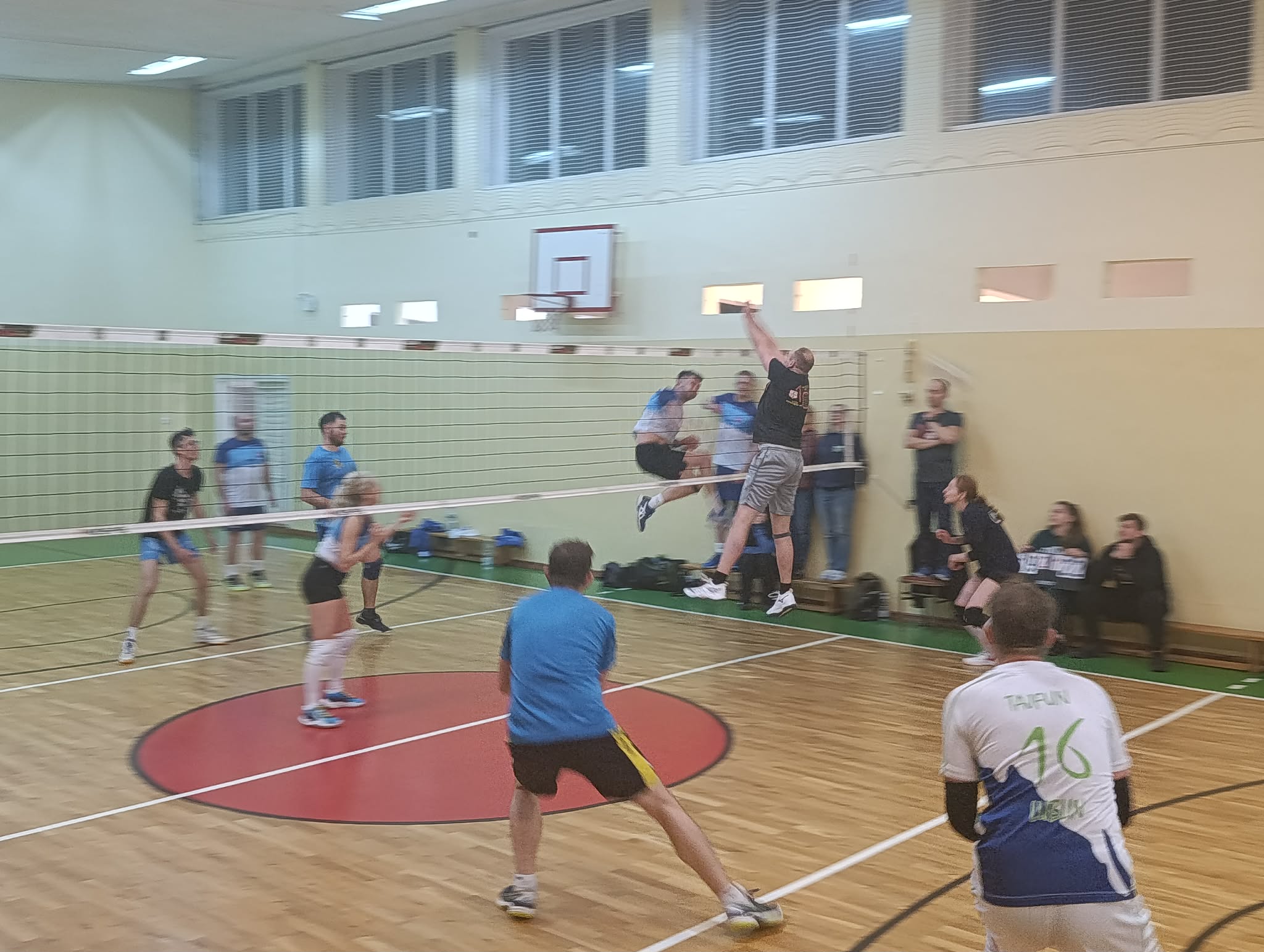 Galaktyczny Powiat Puławski przełamuje hegemonię! Wielki hit dla Puław, Volley Piątek nie odpuszcza walki o mistrzostwo.