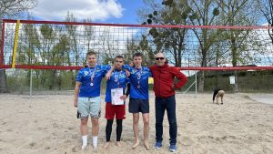 🏐🌴 Młodzież z KLEM-LIGI z sukcesami na arenie powiatowej!