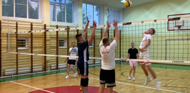 🏐🔥 STRONG KLEM NIE DAŁ SIĘ ZASKOCZYĆ! KRV Volley postawiło twarde warunki, ale komplet punktów zostaje po stronie nauczycieli z gminy Kurów 🔥🏐