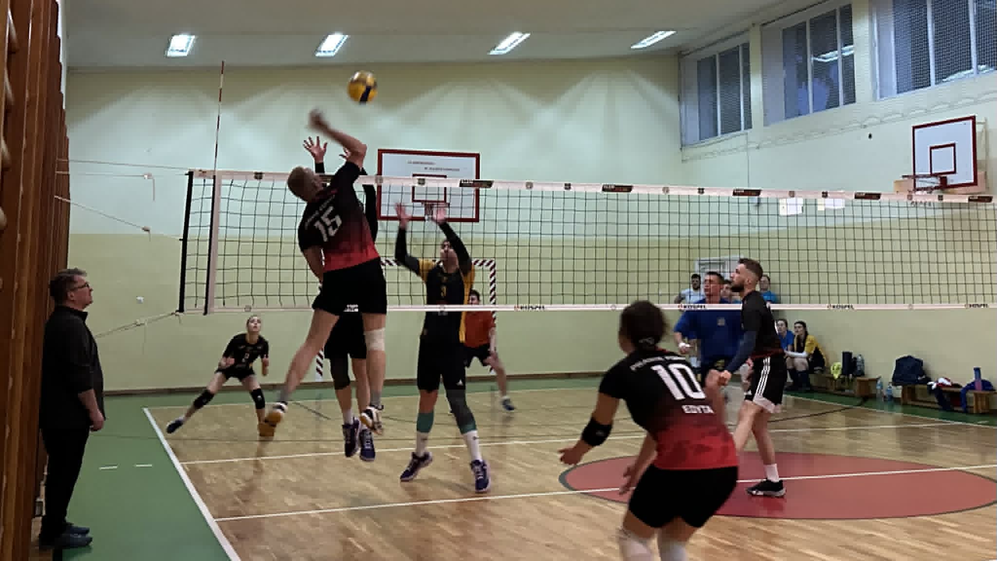 🏐🔥 Wielkie emocje w 14 kolejce KLEM-LIGI 12! Lider nie zwalnia, Powiat Puławski wraca na podium! 🔥🏐