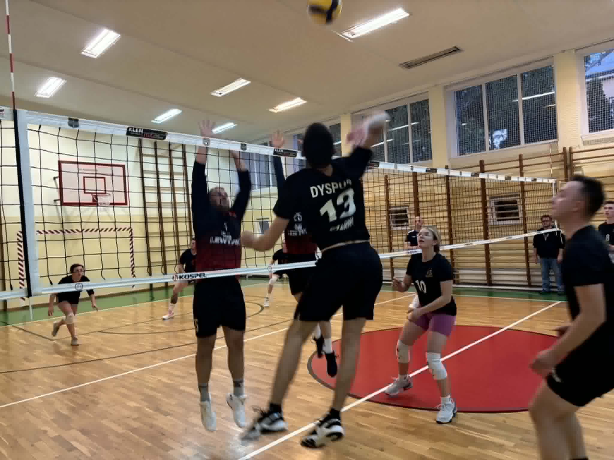 🏐🔥 Prawie Forma bez większego wysiłku wygrała hit kolejki z Czarnymi Karmanowice! 🔥🏐