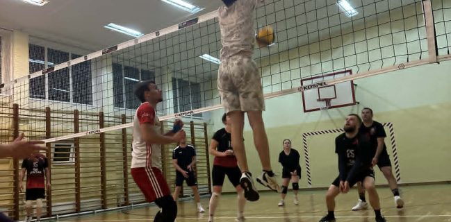 🏐🔥 PRAWIE FORMA ZGARNIA 6 PUNKTÓW W JEDEN WIECZÓR! 🔥🏐 ⚡ Czarni Karmanowice wygrywają po wymagającym meczu!