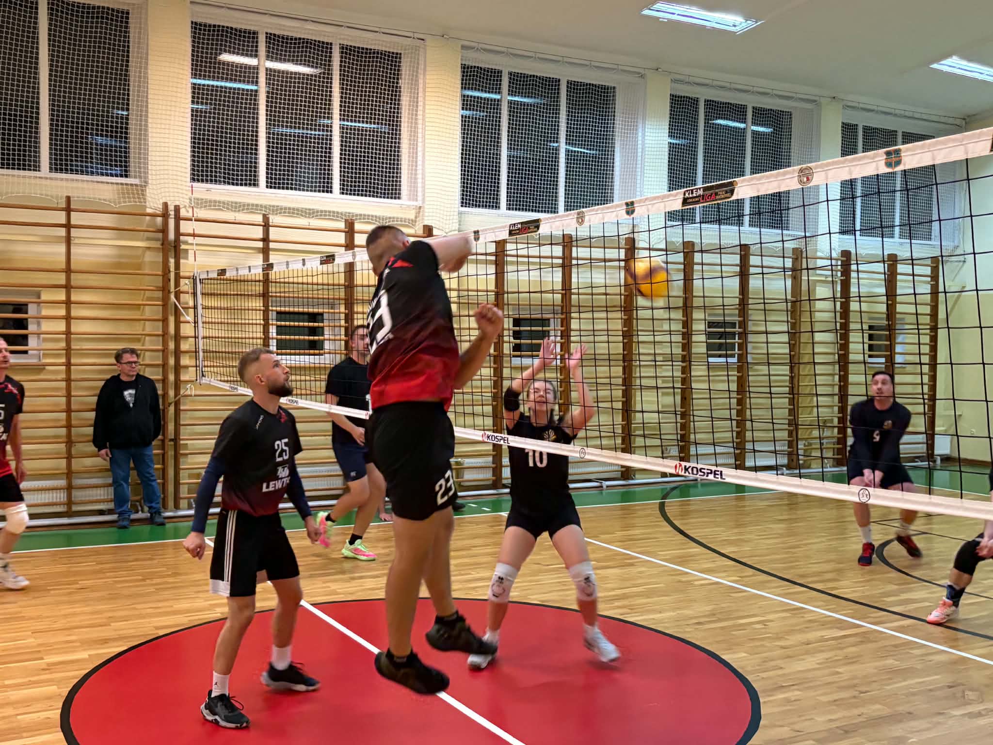 🏐 PRAWIE FORMA DOŚWIADCZENIEM I OPANOWANIEM ZAMELDOWAŁA SIĘ W PÓŁFINALE!