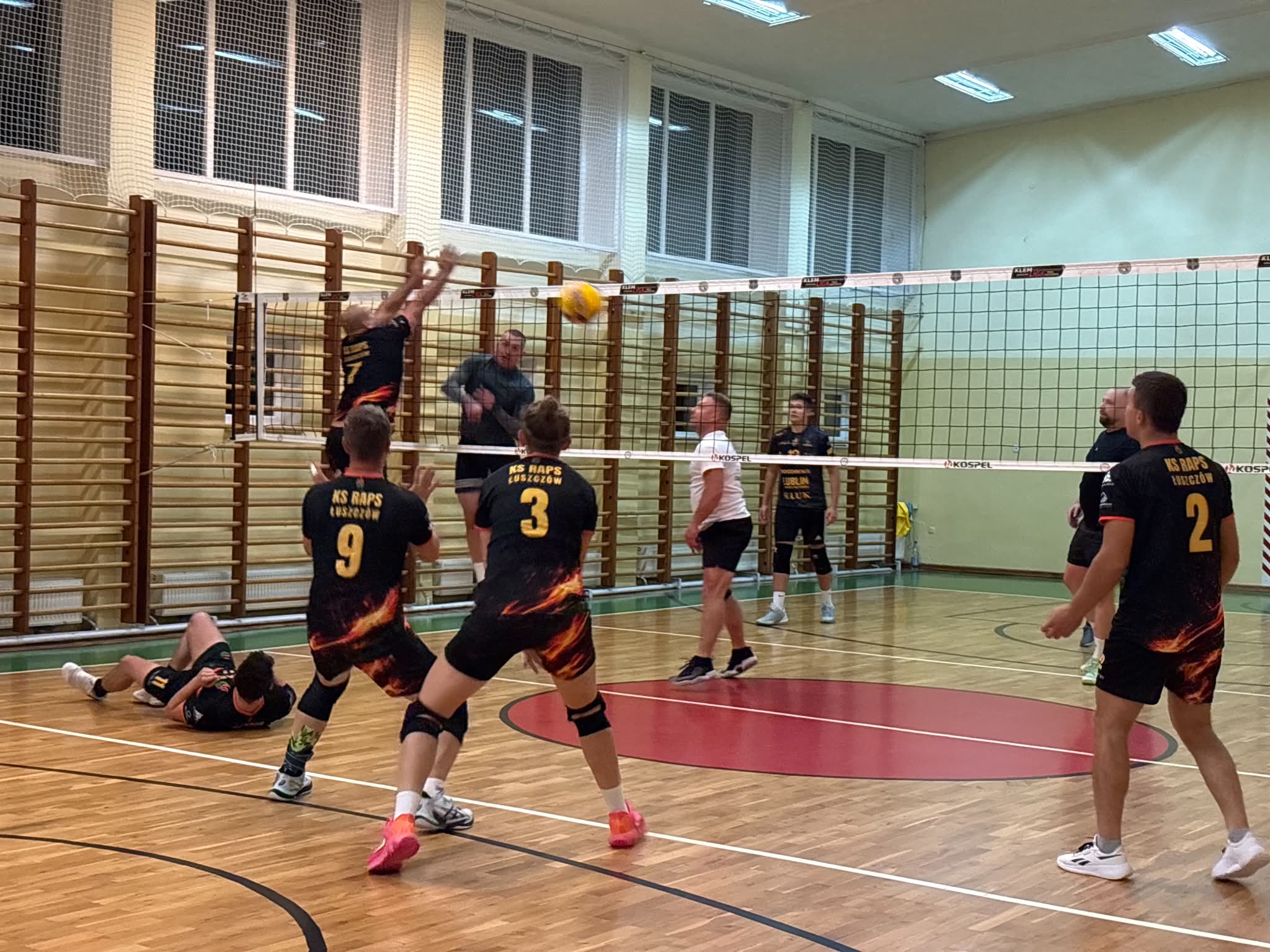 🏐🎢 STRONG KLEM ZWYCIĘSKI PO SIATKARSKIM ROLLERCOASTERZE Z RAPS ŁUSZCZÓW.