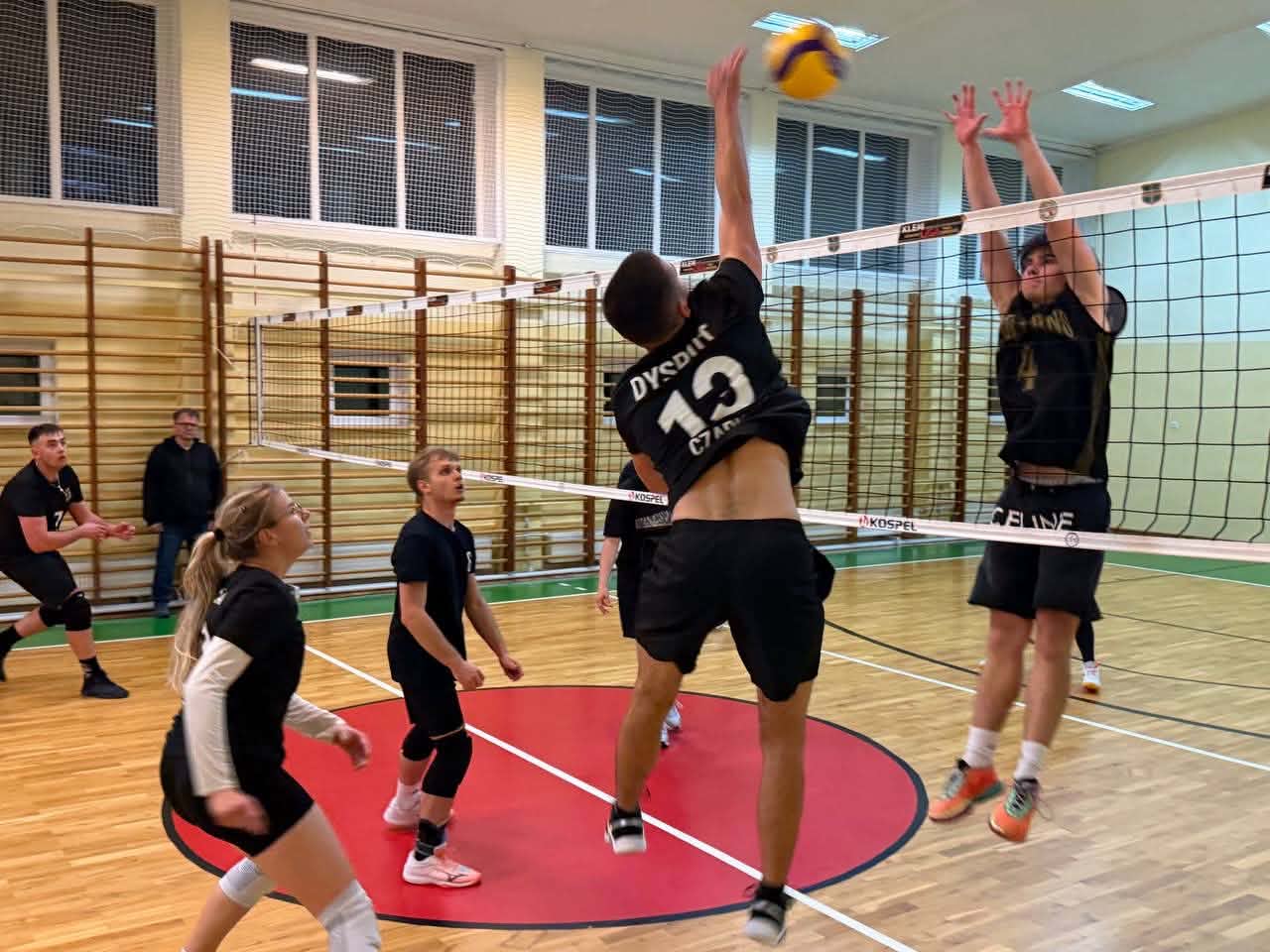 🏐🔥 CZARNI KARMANOWICE Z TRZEMA PUNKTAMI! CHAOS AMATORSKI POSTAWIŁ SIĘ FAWORYTOM, ALE TYLKO NA JEDNEGO SETA!